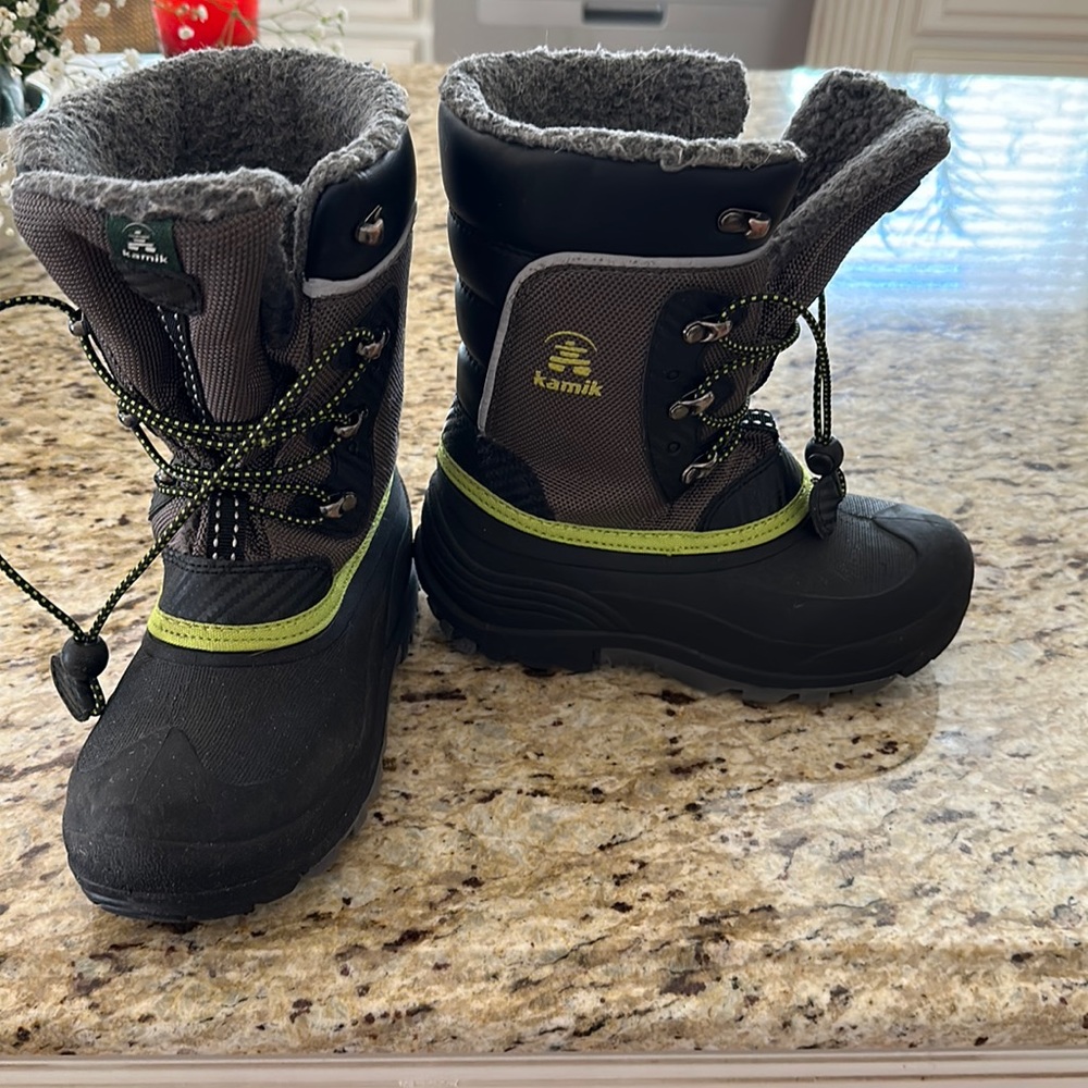 Boys size to snow boots